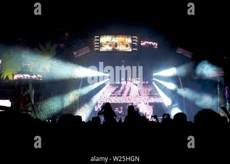 (190706) - ZAMARDI, Juli 6, 2019 (Xinhua) - Leute genießen Balaton Sound Music Festival am Ufer des Balaton in Zamárdi, Ungarn statt, am 5. Juli 2019. (Xinhua / Attila Volgyi) Stockfoto