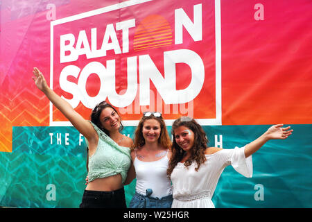 (190706) - ZAMARDI, Juli 6, 2019 (Xinhua) - Leute nehmen Fotos vor dem Logo der Balaton Sound Music Festival am Ufer des Balaton in Zamárdi, Ungarn, am 5. Juli 2019. (Xinhua / Attila Volgyi) Stockfoto