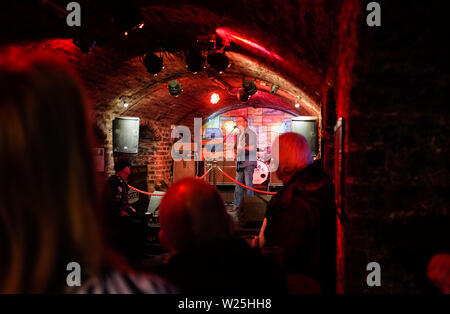 Liverpool Merseyside, UK - Live Musik am berühmten Cavern Club Foto aufgenommen von Simon Dack Stockfoto