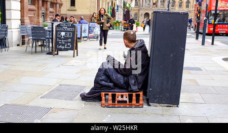 Liverpool Merseyside, UK-Betteln auf den Straßen in der Nähe des Rathauses Stockfoto