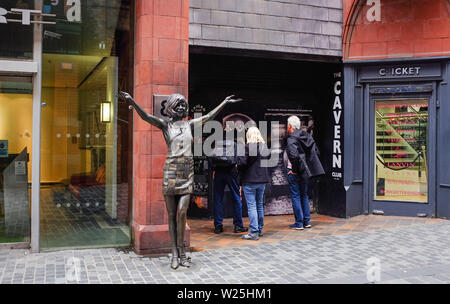 Liverpool Merseyside, UK-Statue von Cilla Black außerhalb des ursprünglichen Eingang zu den Cavern Club in der Mathew Street wurde im Jahr 2017 vorgestellt. Stockfoto