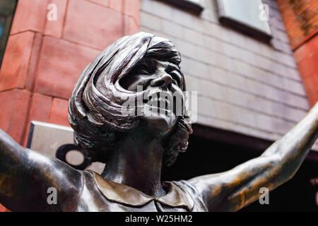 Liverpool Merseyside, UK-Statue von Cilla Black außerhalb des ursprünglichen Eingang zu den Cavern Club in der Mathew Street wurde im Jahr 2017 vorgestellt. Stockfoto