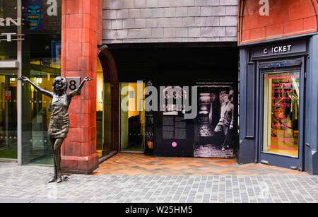 Liverpool Merseyside, UK-Statue von Cilla Black außerhalb des ursprünglichen Eingang zu den Cavern Club in der Mathew Street wurde im Jahr 2017 vorgestellt. Stockfoto