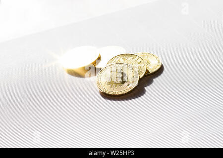 Gold glänzenden Münzen mit einem bitcoin Symbol auf weißem Hintergrund. Konzept der Business und Finanzen im Internet. Virtuelle crypto Währung. Stockfoto