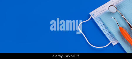 Satz von professionellen Zahnarzt Ausrüstung Werkzeuge für Zahnpflege auf blauem Hintergrund in der zahnmedizinischen Büro.-Bild Stockfoto