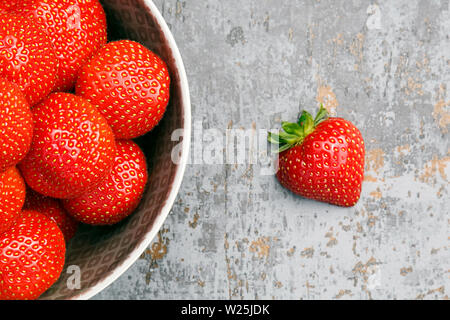 Frische Erdbeeren in einer Obstschale - Sommer gesunde Ernährung Konzept. Stockfoto