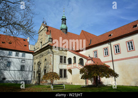 Minoritenkloster mit der Kirche von Corpus Christi, Český Krumlov, Tschechische Republik, Europa Stockfoto