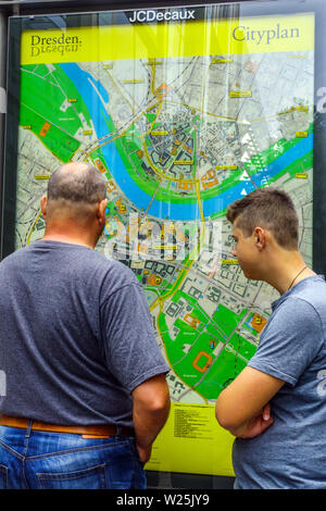 Touristen, zwei Männer schauen sich Dresden Map Cityplan, Deutschland Europa an Stockfoto