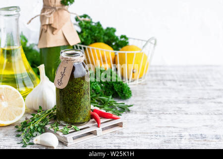 Traditionelle argentinische Soße Dip für Petersilie und Koriander Fleisch - Chimichurri Stockfoto