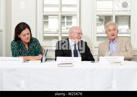 Anna Pasternak, Sir Tim Waterstone & Sir Antony Beevor in den Oldie literarische Mittagessen; 02/07/19. Stockfoto