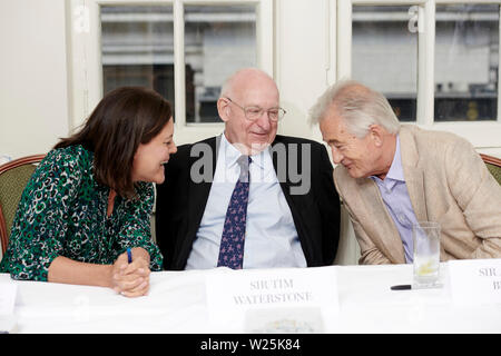 Anna Pasternak, Sir Tim Waterstone & Sir Antony Beevor in den Oldie literarische Mittagessen; 02/07/19. Stockfoto