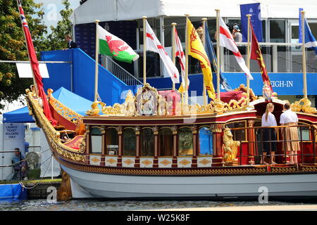 Die gloriana aus Ihrer gewohnten Aussehen an der Henley Royal Regatta, Henley-on-Thames, Großbritannien Stockfoto