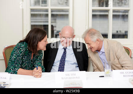 Anna Pasternak, Sir Tim Waterstone & Sir Antony Beevor in den Oldie literarische Mittagessen; 02/07/19. Stockfoto