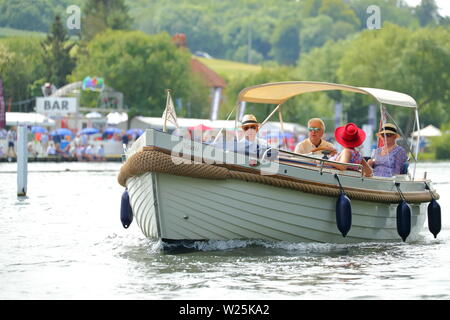 Besucher genießen Henley Royal Regatta in Ihrer dayboat, Henley-on-Thames, Großbritannien Stockfoto