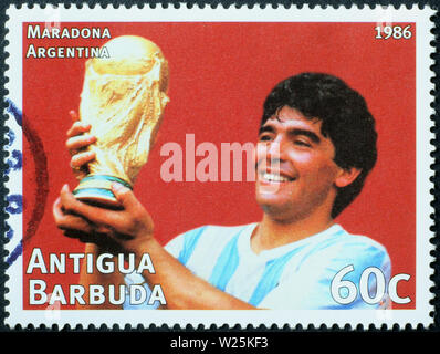 Maradona mit WM-Pokal auf Briefmarke Stockfoto