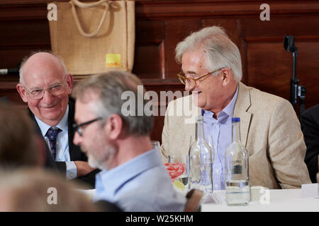 Sir Tim Waterstone & Sir Antony Beevor in den Oldie literarische Mittagessen; 02/07/19. Stockfoto