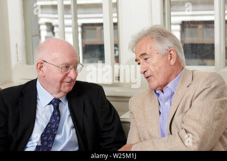 Sir Tim Waterstone und Sir Antony Beevor in den Oldie literarische Mittagessen, 02/07/19 Stockfoto