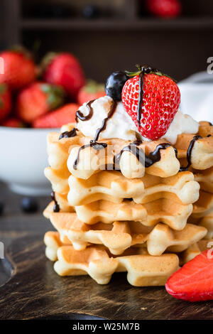 Wiener Waffeln mit Schlagsahne und frischen Beeren als Sommer Frühstück Konzept Stockfoto