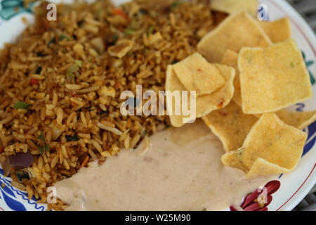 Nahaufnahme der Platte mit indonesischen Nasi Goreng mit Erdnuss-sauce und Krupuk Stockfoto