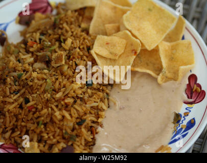 Nahaufnahme der Platte mit indonesischen Nasi Goreng mit Erdnuss-sauce und Krupuk Stockfoto