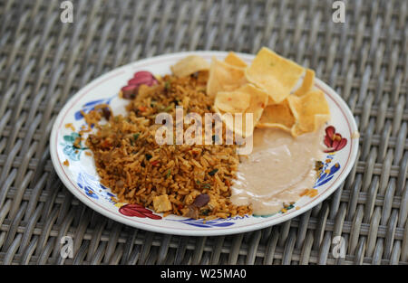 Nahaufnahme der Platte mit indonesischen Nasi Goreng mit Erdnuss-sauce und Krupuk Stockfoto