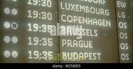 Moderne Anzeigetafel mit Details über die Europäische Städte Reiseziele in Leuchtbuchstaben auf dem Flughafen Schwechat eingegeben Stockfoto