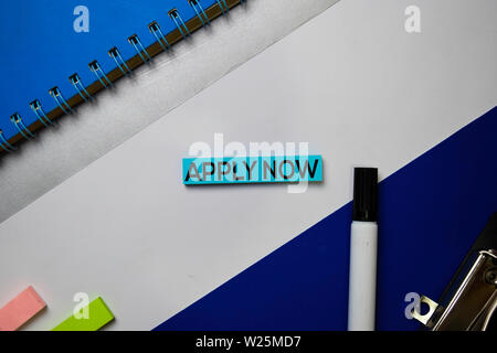 Jetzt bewerben Text auf Haftnotizen mit farbe büro Schreibtisch Konzept Stockfoto