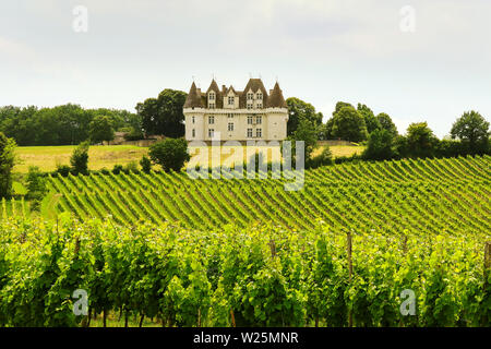 Chateau de Monbazillac mit Blick auf das Tal der Dordogne, Nouvelle-Aquitaine, Frankreich. Stockfoto