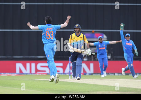 Leeds, Großbritannien. 6. Juli, 2019. Indiens Jasprit Bumrah feiert nach Sri Lanka's Dimuth Karunaratne hinter während der ICC Cricket World Cup 2019 Übereinstimmung zwischen Indien und Sri Lanka im Emerald Headingley Leeds am Samstag, 6. Juli 2019. (Credit: Mark Fletcher | MI Nachrichten) Credit: MI Nachrichten & Sport/Alamy leben Nachrichten Stockfoto