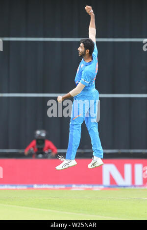 Leeds, Großbritannien. 6. Juli, 2019. Indiens Jasprit Bumrah feiert nach Sri Lanka's Dimuth Karunaratne hinter während der ICC Cricket World Cup 2019 Übereinstimmung zwischen Indien und Sri Lanka im Emerald Headingley Leeds am Samstag, 6. Juli 2019. (Credit: Mark Fletcher | MI Nachrichten) Credit: MI Nachrichten & Sport/Alamy leben Nachrichten Stockfoto