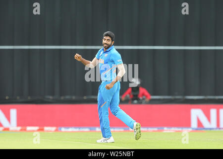 Leeds, Großbritannien. 6. Juli, 2019. Indiens Jasprit Bumrah feiert nach Sri Lanka's Dimuth Karunaratne hinter während der ICC Cricket World Cup 2019 Übereinstimmung zwischen Indien und Sri Lanka im Emerald Headingley Leeds am Samstag, 6. Juli 2019. (Credit: Mark Fletcher | MI Nachrichten) Credit: MI Nachrichten & Sport/Alamy leben Nachrichten Stockfoto