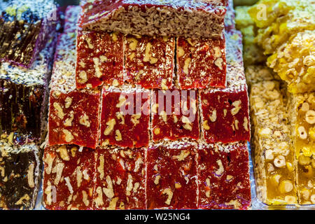 Türkische Spezialitäten bunte Schokoriegel Turkish Delight mit Muttern orientalische Süßigkeiten Stockfoto