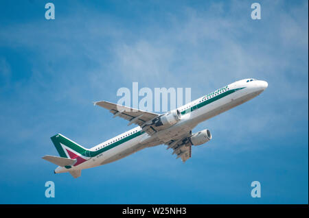 Rom, Italien, 12. Juli 2013 - Alitalia Airbus A321 nehmen Sie vom Flughafen Fiumicino in Rom Stockfoto