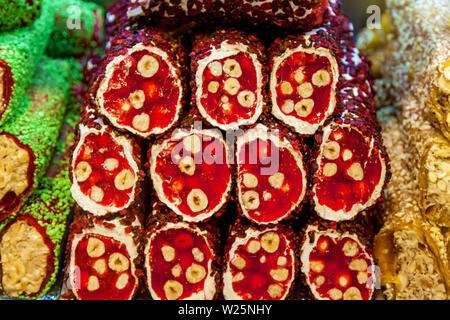 Türkische Spezialitäten bunte Schokoriegel Turkish Delight mit Muttern orientalische Süßigkeiten Stockfoto