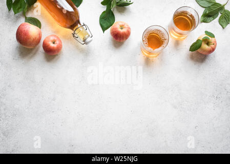 Apple Cider trinken oder vergorenen Obst trinken und Bio Apfel auf weißem, Ansicht von oben, kopieren. Gesundes Essen und Lifestyle Konzept. Stockfoto