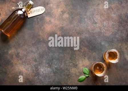 Kombucha oder Apfelwein vergorene Getränk auf rustikalen Hintergrund, kopieren. Heathy probiotische Drink - Kombucha. Stockfoto