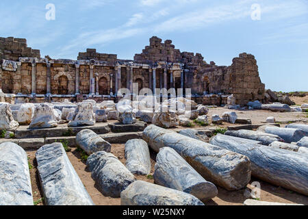 Antike Stadt Agora, zentrale Halle Ruinen. Seite, Provinz Antalya, Türkei. Die Ruinen der antiken Stadt in der Seite. Alte Ruinen der Stadt Side Türkei Stockfoto