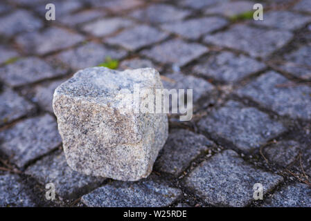 Würfel aus Stein auf Stein Oberfläche der Gehweg in Europa Stockfoto