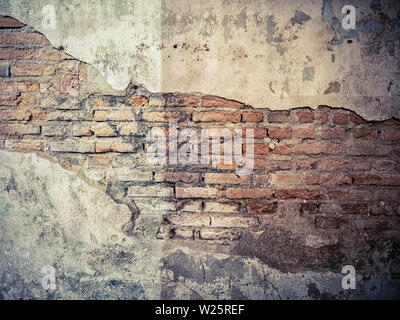 Alte crack Beton Zement Wand mit roten Ziegeln block Innen. vintage Hintergrund Textur Stockfoto