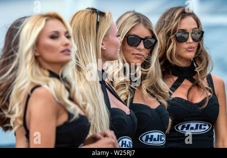 Hohenstein Ernstthal, Deutschland. . 06 Juli, 2019. Motorsport / Motorrad Grand Prix von Deutschland, 3. Freies Training MotoGP am Sachsenring: Grid Girls sind im Fahrerlager. Credit: Robert Michael/dpa-Zentralbild/dpa/Alamy leben Nachrichten Stockfoto