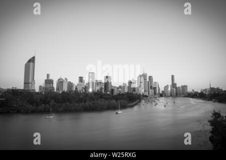 Ein Blick auf Brisbane City vom Kangaroo Point Cliffs. Brisbane ist die Hauptstadt von Queensland, Australien. Stockfoto