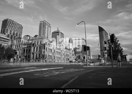 Ein Blick auf die Treasury Casino von William Street in der City von Brisbane, Australien. Stockfoto