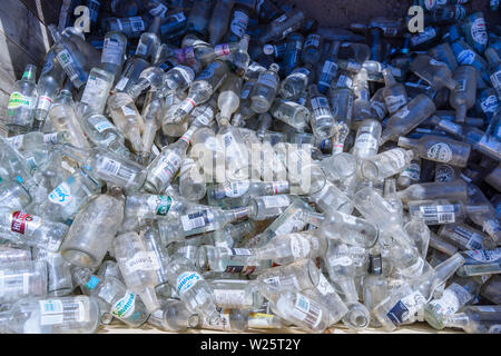 Große Anzahl von leeren Flaschen Wein und Bier außerhalb einer ramshackled Haus am Meer Feriendorf Wlotzkasbake, Skelettküste, Namibia vergossen Stockfoto