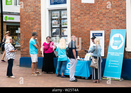 Banbury, Oxfordshire, 6. Juli 2019 Mitglieder der Brexit Party (UK) Händigen Sie Kopien Ihrer Zeitung "Die Brexiteer' an Ständen auf dem Marktplatz, Banbury. Dies ist Teil eines "nationalen Aktionstag", auf die die Brexit Staat sie darauf abzielten, Stände in jeder Grafschaft in England. Bridget Catterall Alamy leben Nachrichten Stockfoto