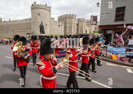 Die Besucher nehmen Bilder als die Wachablösung stattfindet außerhalb von Schloss Windsor in Windsor vor der königliche Taufe des Herzogs und der Herzogin von Sussex's Sohn, Archie, in intime private Kapelle. RESS VEREIN Foto. Bild Datum: Samstag, Juli 6, 2019. Siehe PA Geschichte königliche Taufe. Foto: Rick Findler/PA-Kabel Stockfoto