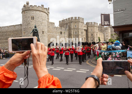 Die Besucher nehmen Bilder als die Wachablösung stattfindet außerhalb von Schloss Windsor in Windsor vor der königliche Taufe des Herzogs und der Herzogin von Sussex's Sohn, Archie, in intime private Kapelle. RESS VEREIN Foto. Bild Datum: Samstag, Juli 6, 2019. Siehe PA Geschichte königliche Taufe. Foto: Rick Findler/PA-Kabel Stockfoto