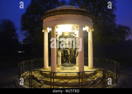 Bronze Statue des Hl. Michael, unter einem Vordach im Steinbruch Park, Shrewsbury, Shropshire, Großbritannien. Erbaut 1922-23, die im Ersten Weltkrieg zu ehren getötet Stockfoto