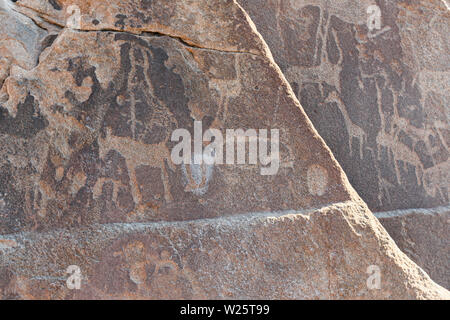 6000 Jahre alte Felszeichnungen aus der Steinzeit zeigt eine Karte des Standorts von Tieren in Bezug auf Wasser Löcher. Twyfelfontein, Namibia Stockfoto