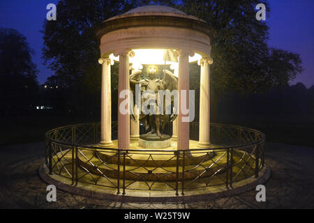 Bronze Statue des Hl. Michael, unter einem Vordach im Steinbruch Park, Shrewsbury, Shropshire, Großbritannien. Erbaut 1922-23, die im Ersten Weltkrieg zu ehren getötet Stockfoto