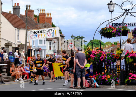 Thornbury, South Glos, England, Großbritannien, 6. Juli 2019. Die Parade ist eine sehr geliebt Community Event und einer der gesellschaftlichen Höhepunkte der Thornbury Kalender, Zeichnung in über 8.000 Besucher. Die Parade begann um 11 Uhr und entlang bewegt die Castle Street, bevor Sie auf das Spielfeld. Thema in diesem Jahr ist der Sport für alle. Credit: Herr Standfast/Alamy leben Nachrichten Stockfoto